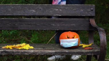 Cadılar Bayramı bahçesini süsleyen kadın