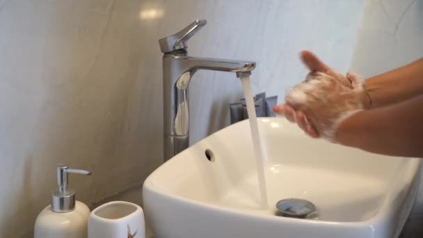 流れる水の下で手を洗う — ストック動画