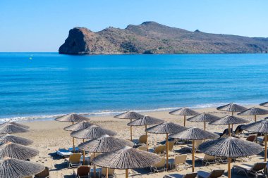 Girit 'teki Agia Marina plajında mavi sandalye, tonlanmış