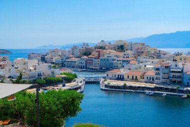 Yunanistan 'ın Girit kentindeki Agios Nikolaos limanındaki göl eski tonu