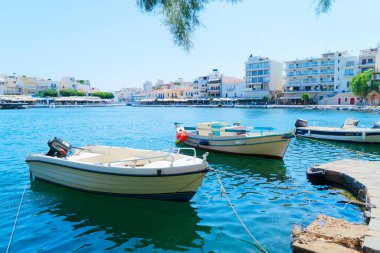 Agios Nikolaos limanındaki göl, Girit, Yunanistan, retro tonlama