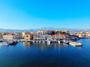 Güneşli yaz günbatımında denize sahip eski Chania kasabası Girit, Yunanistan,