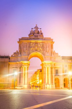 Rua augusta arch bir taş, zafer kemer gibi tarihi bina ve ziyaretçi cazibe Lizbon commerce kare üzerinde olduğunu. Portekiz