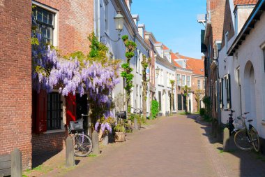 Eski tarihi evlerin cepheleri, eski kasaba manzarası, Amersfoort, Hollanda