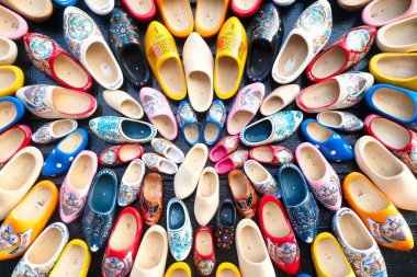 Geleneksel Hollandalı tahta ayakkabılar duvarda.