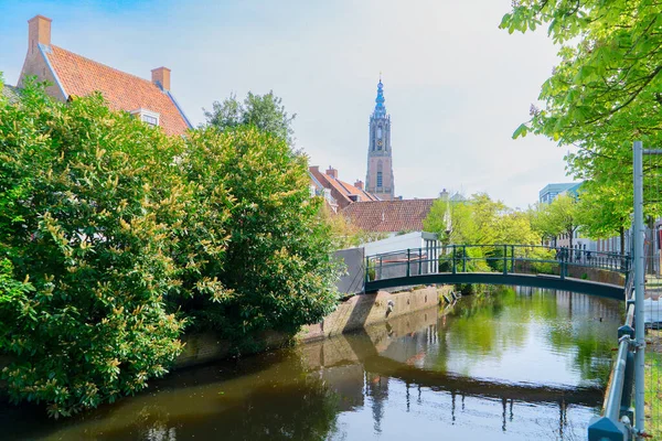 Hollanda, Amersfoort 'taki eski tarihi evler ve ağaçların cepheleri
