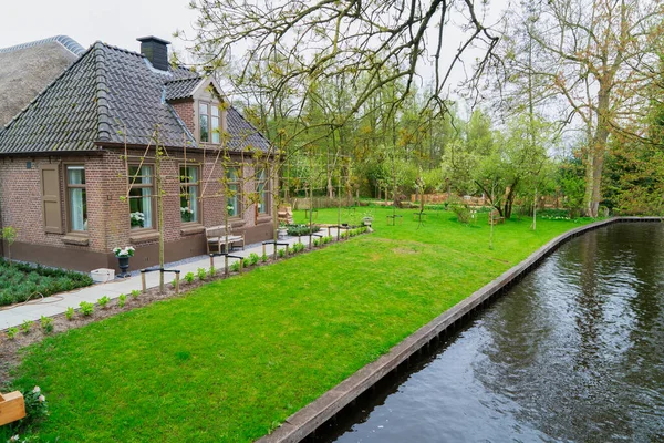 Hollanda 'nın kırsal kesimlerinde, eski küçük bir kasaba, Giethoorn, Hollanda, Hollanda manzaralı.