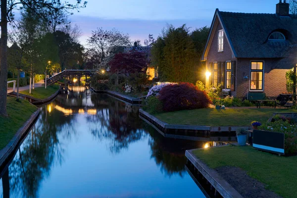 Kırsal Flaman geleneksel kırsal bölge küçük eski kasaba Giethoorn geceleri kanallı, baharda Hollanda