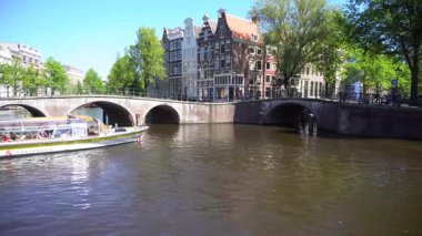 Cephe kanal üzerinden eski tarihi evlerin su, Amsterdam, Hollanda