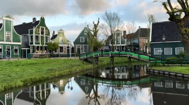 Zaanse Schans 'taki geleneksel Hollanda küçük kasaba manzarası yaz günbatımında suyun üzerinde, Hollanda