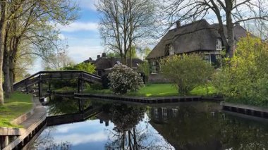 Hollanda 'nın kırsal kesimlerinde eski küçük bir kasaba olan Giethoorn' da kanallar ve botlar, Hollanda