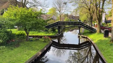 Hollanda 'nın kırsal kesimlerinde eski küçük bir kasaba olan Giethoorn' da kanallar ve botlar, Hollanda