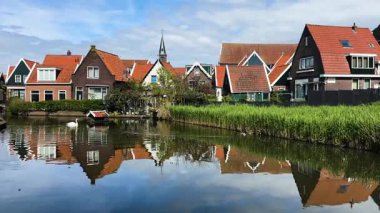 Hollanda kırsalında geleneksel Volendam kasabası, Hollanda kanalları var.