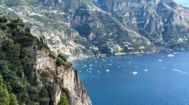 Deniz suyu ve İtalya 'nın Positano köyü ile ünlü Amalfi yaz sahili