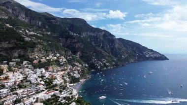Thyrenian Denizi ve Positano sahilindeki parlak şemsiyeler - ünlü eski İtalyan tatil beldesi, İtalya