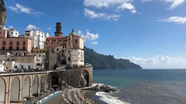 Amalfi yaz kıyıları ve İtalya 'nın Atrani eski kenti ile birlikte Tiren denizi.
