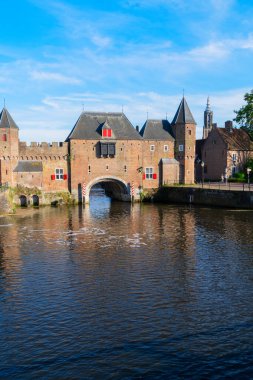 Koppelpoort ortaçağ geçidi kanal suyu üzerinde, Amersfoort, Hollanda
