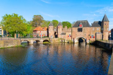 Koppelpoort ortaçağ geçidi kanal suyu üzerinde, Amersfoort, Hollanda