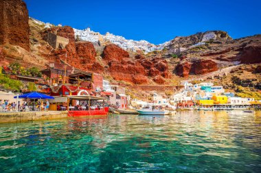 Amoudi Körfezi, Oia Limanı, Santorini Yunanistan güneşli yaz mevsiminde