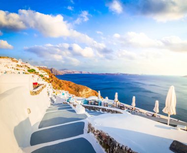 Aegan denizinin mavi suları ve adımları, Yunanistan 'ın Santorini adasının güzel detayları,