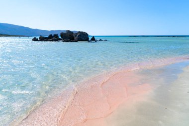 Elafonisi sahilinin mavi ve pembe renkleri, Girit Yunanistan, tonlanmış