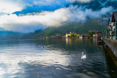 Büyüleyici bir Lakeside Köyünün Görkemli Dağlar ve Doğa Arasında Görünümü