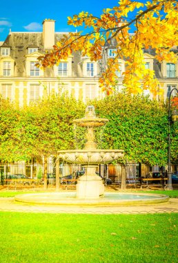 ünlü Place de Vosges, Paris, Fransa, retro detayını tonda