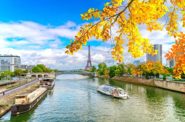 Seine moden konut tonda Güz, Paris, Fransa, retro, Eyfel Kulesi Manzaralı
