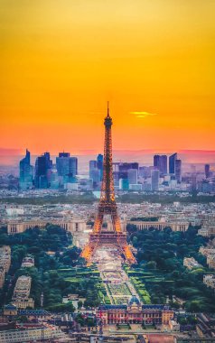 Turuncu günbatımı güneş ışığı altında Fransa yukarıdan Eyfel Kulesi ve Paris cityscape bakış
