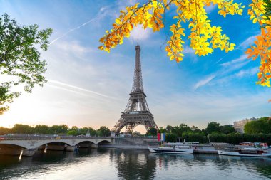 Paris Eyfel Kulesi ve Paris, Fransa 'da gün doğumuyla Seine Nehri. Eyfel Kulesi, Paris 'in en ikonik simgelerinden biridir, web pankartı biçimi