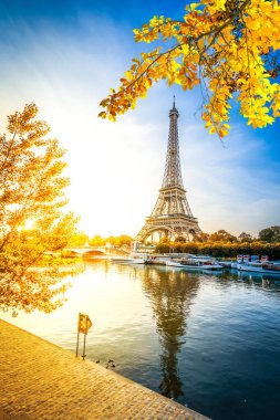 Paris Eyfel Kulesi ve Nehir Seine Paris, Fransa gün doğumunda. Eyfel Kulesi sonbaharda Paris'in en ikonik simgelerinden biridir