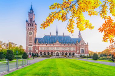 Hollanda, Lahey 'de barış sarayının önündeki yeşil çimen yolu sonbaharda