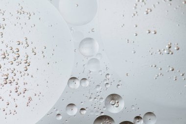 Arkadan aydınlatmalı su-yağ emülsiyon renkli arka plan üzerinde makro çekim.