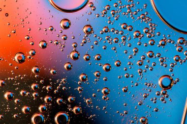 Arkadan aydınlatmalı sıvı renkli arka plan üzerinde o küçük kabarcıklar ile makro çekim.