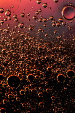 Arkadan aydınlatmalı sıvı renkli arka plan üzerinde o küçük kabarcıklar ile makro çekim.