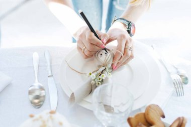 Peçete Paskalya tavşanı bir kişi için basit şenlikli Paskalya tablo ayarı