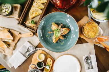 Ahşap kesme tahtaları ve yemekler çeşitli renkli yemekleri servis