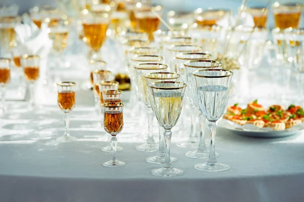Muchas copas con champán, vermut y whisky sobre la mesa —  Fotos de Stock