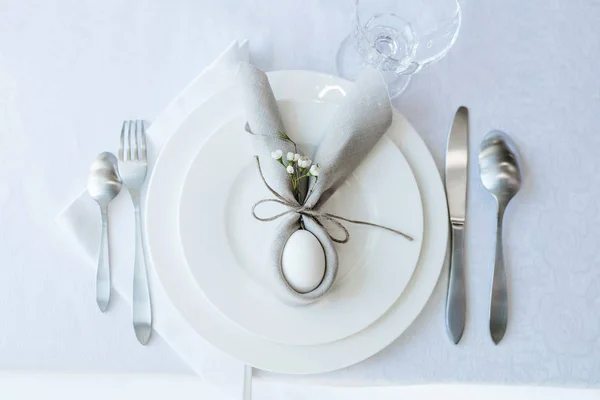 Sencillo ajuste de mesa de Pascua festivo con servilleta Conejo de Pascua para una persona —  Fotos de Stock