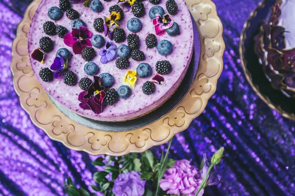 Festliche Torte mit violett saurer Sahne auf einem Metallteller-Ständer. — Stockfoto