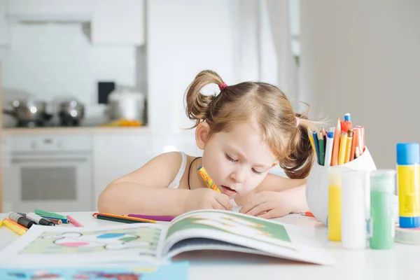 Carina bambina sta disegnando con pennarello a casa — Foto Stock