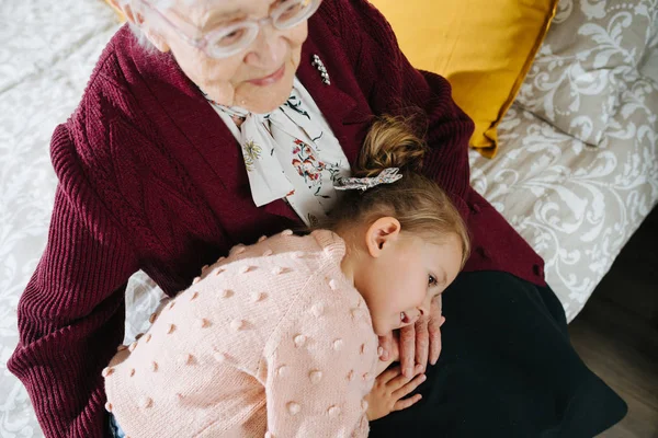 Happy moments. Little girl with her great grandma spending quality time together — Stock Photo, Image