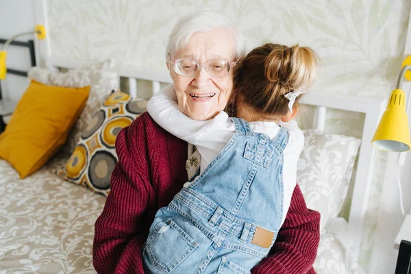 Lyckliga stunder. Liten flicka med hennes fantastiska mormor spendera kvalitetstid tillsammans — Stockfoto