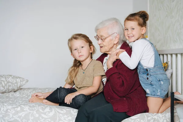 Barnbarnsbarn med sin fantastiska mormor spendera kvalitetstid tillsammans — Stockfoto