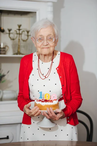 Amable abuela está celebrando su 100 cumpleaños en casa . — Foto de Stock