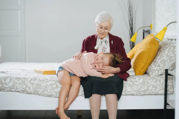 Des moments heureux. Petite fille avec son arrière grand-mère passer du temps de qualité ensemble Photos De Stock Libres De Droits