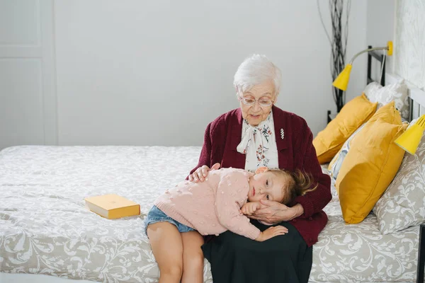 Щасливі миті. Маленька дівчинка з її великою бабусею проводить якісний час разом Стокова Картинка