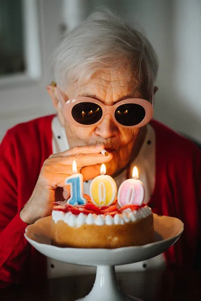 Tipo avó está comemorando seu aniversário de 100 anos em casa . — Fotografia de Stock