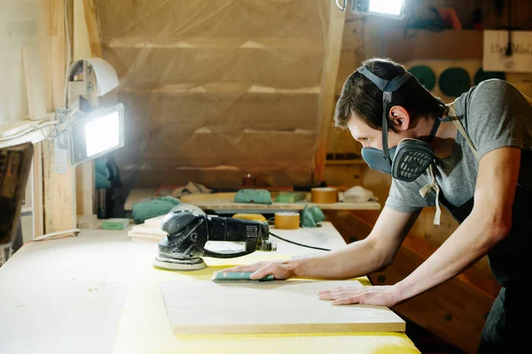 Charpentier fabrique des meubles sur commande dans un atelier . — Photo
