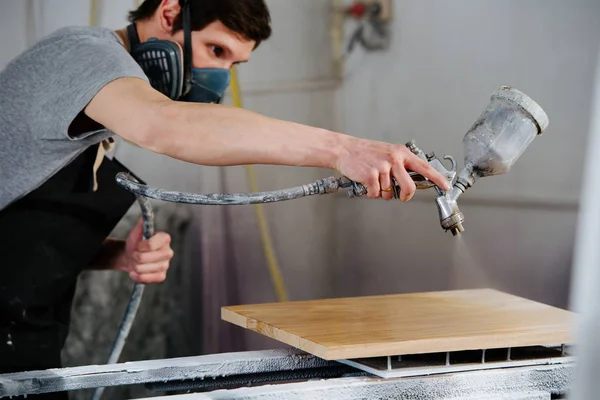 Charpentier fabrique des meubles sur commande dans un atelier . — Photo